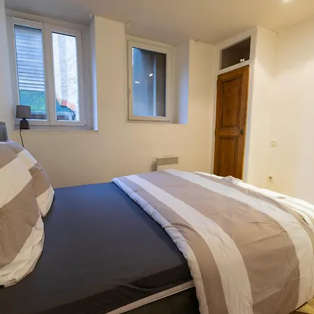 Appartement Hyper Centre Dans Remparts Vieille 1er étage , Possible Faire A Pieds